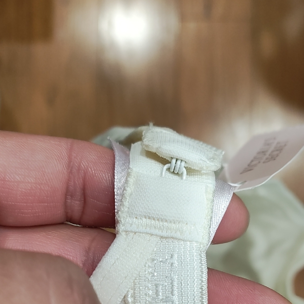 Victoria's Secret Cream Bra - Picture 3 of 7